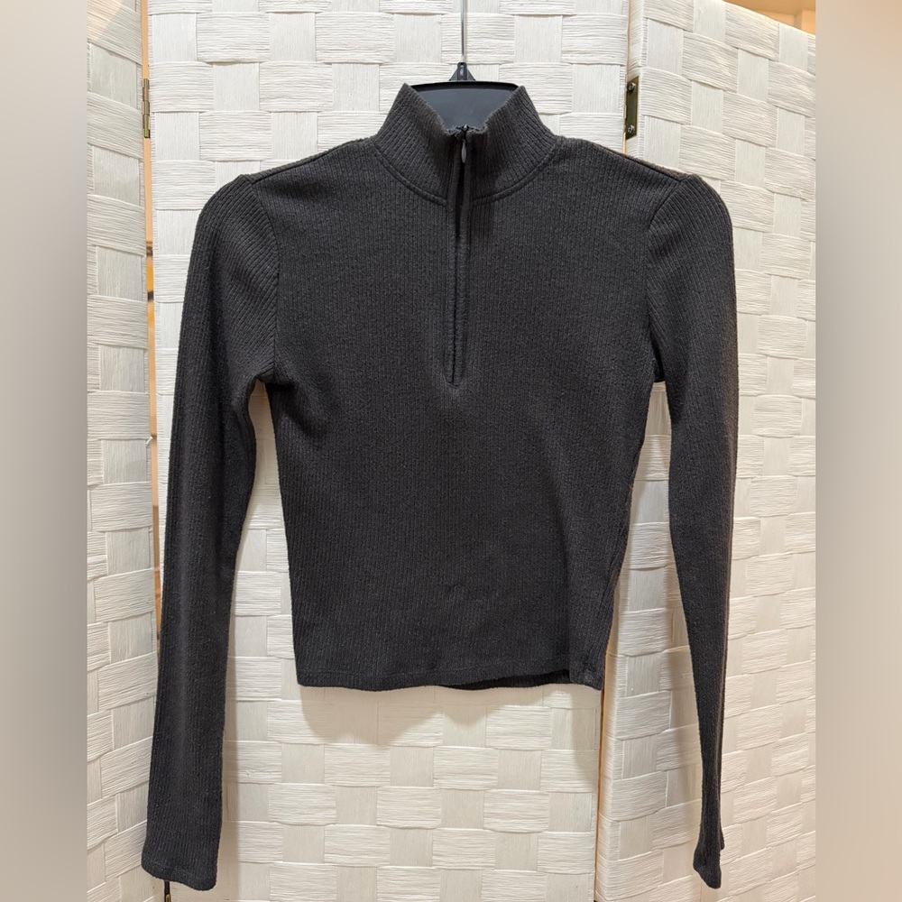 Forever 21 Dark Gray Ribbed Zip Mock Neck Cropped Sweater Top Size S